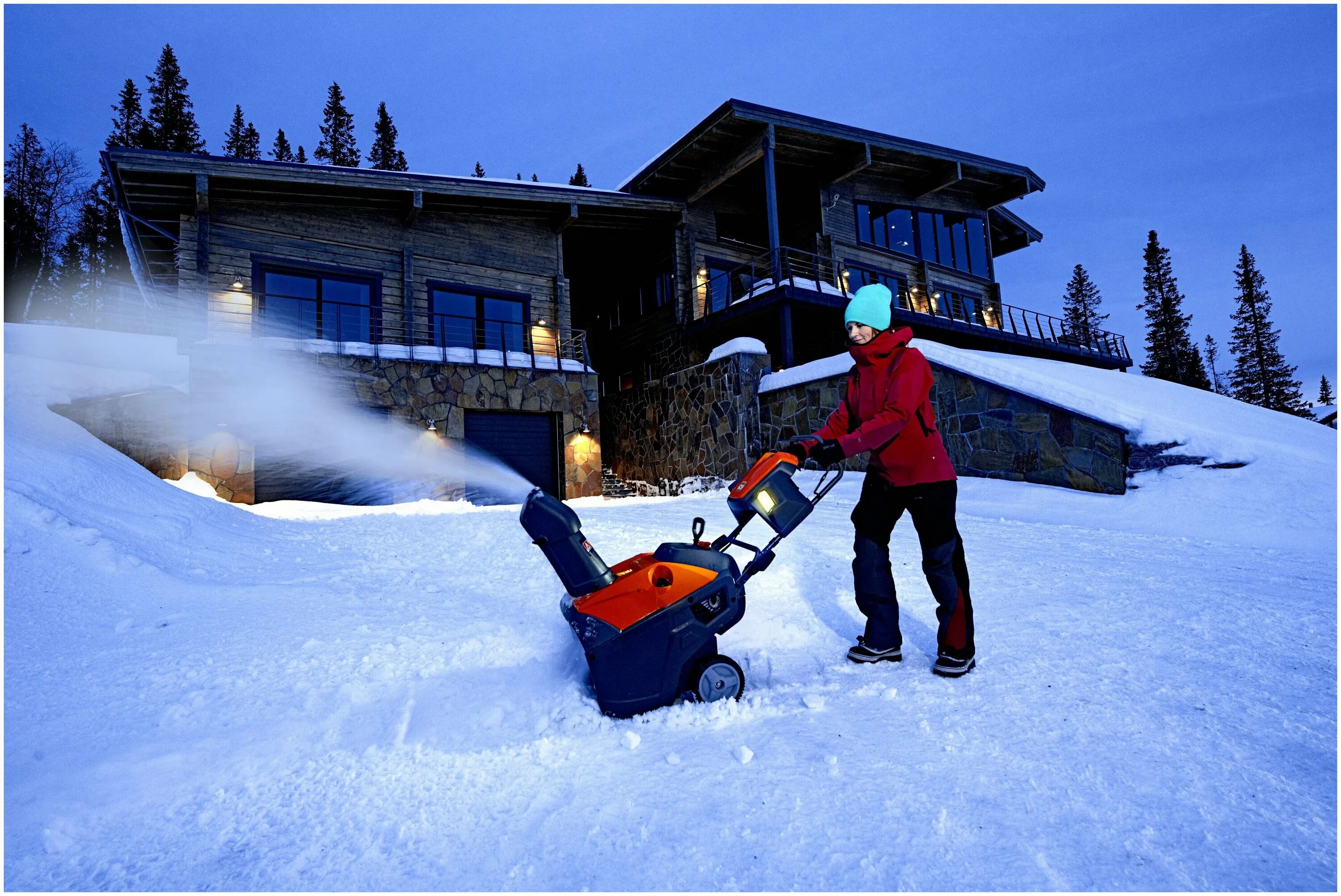 Можно ли хранить снегоуборщик на улице. Машинка для чистки снега. Уборка снега снегоуборщиком. Снегоочиститель кровли. Помещение для садового инвентаря.