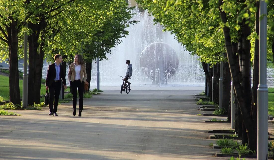 Парк для прогулок в Екатеринбурге. Парк Победы Череповец. Лето парк Смоленск. Прогулка в городе. Сможем погулять