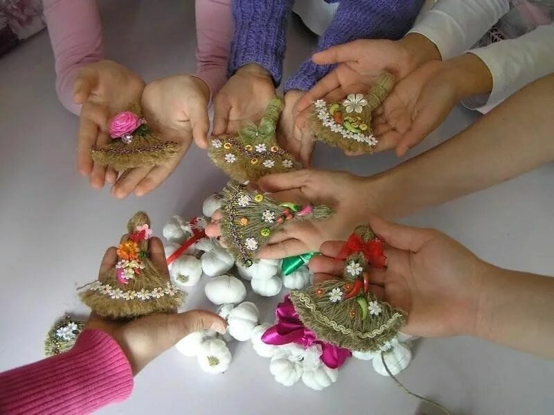 Мастер класс для детей недорогой. Сувениры из атласных лент. Мастер классы по изготовлению сувениров. Поделки из ленточек. Мастер класс для детей.