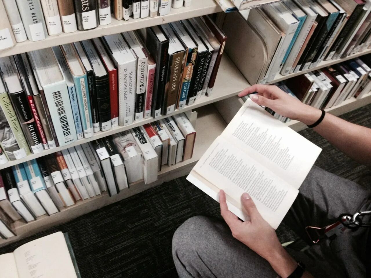 Функции национальной библиотеки. Фон для презентации книги. Библиотека юургу. Современный библиотекарь. Школьная библиотека.