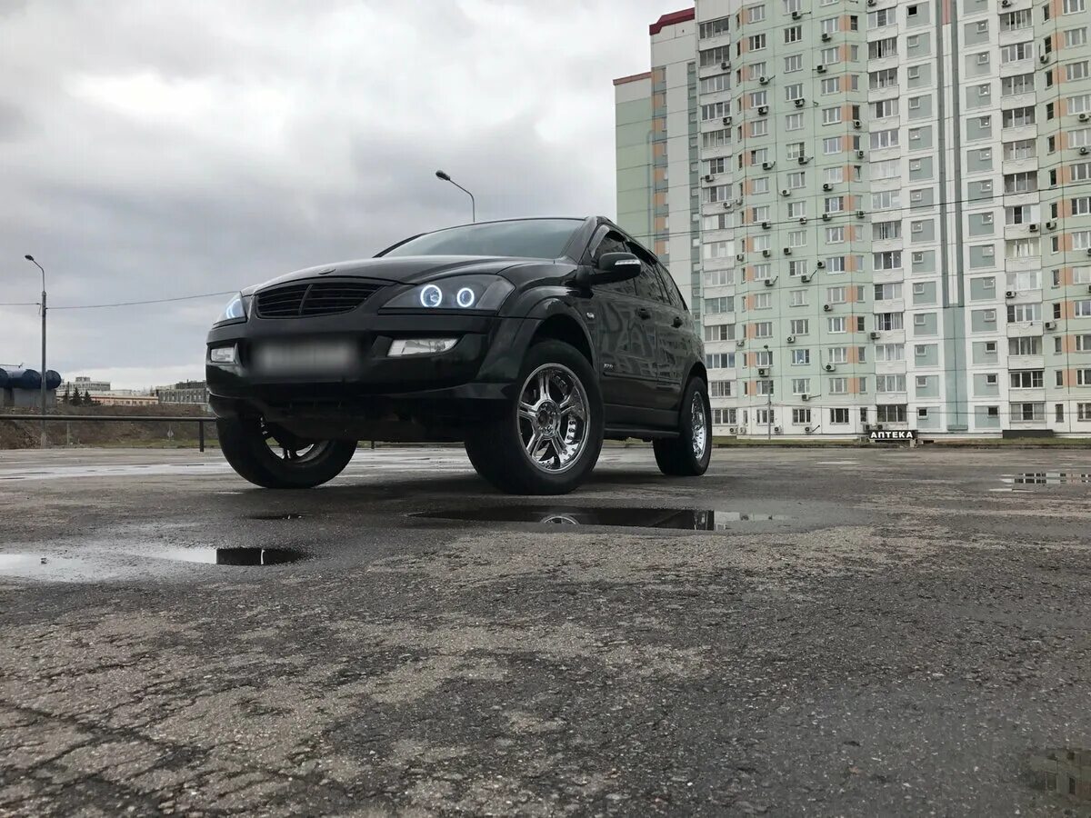 Ssangyong kyron полный привод. Кайрон r20. Большие колеса на SSANGYONG Kyron. Санг енг Кайрон на больших колесах. Саньенг Кайрон на 20 дисках.