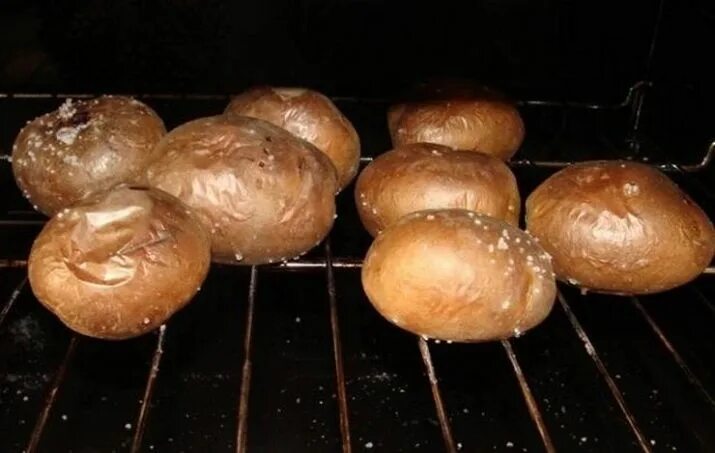 Запекать картошку в духовке при температуре сколько. Картошка в мундире в духовке. Картошка в мундире запеченная в духовке. Картошка в мундире в духовке запеченная целиком. Печёный картофель в духовке в мундире.