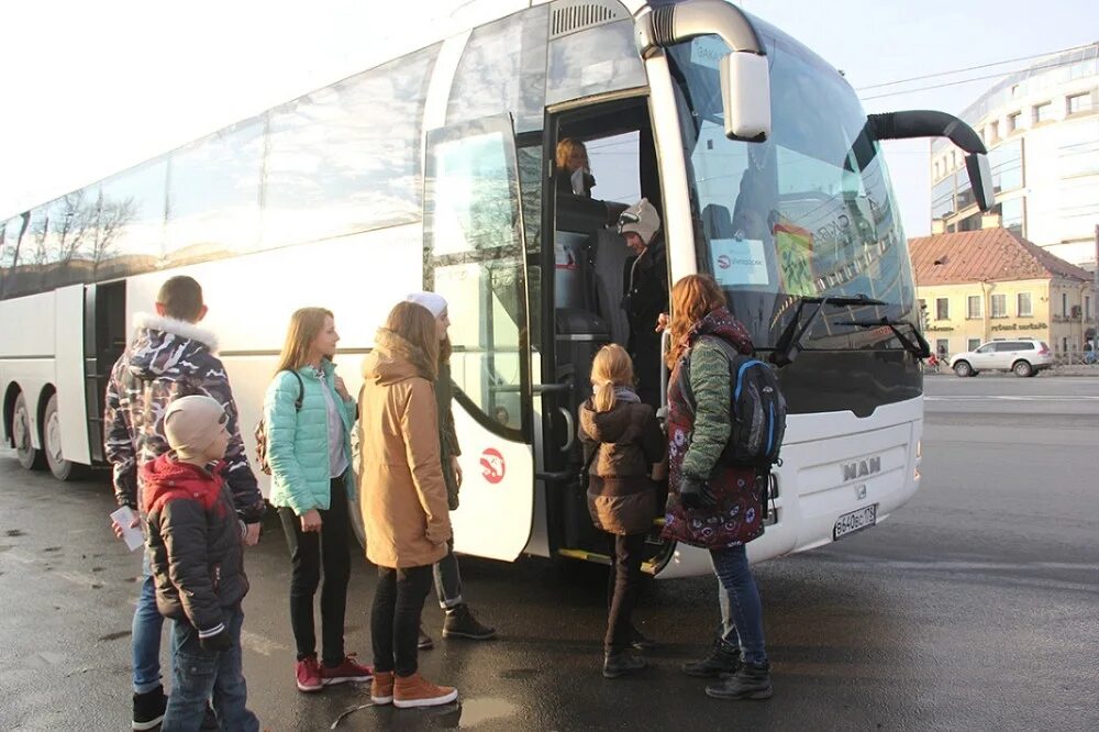 Школьные экскурсии автобусные. Дети в экскурсионном автобусе. Дети в автобусе на экскурсии. Дети садятся в автобус