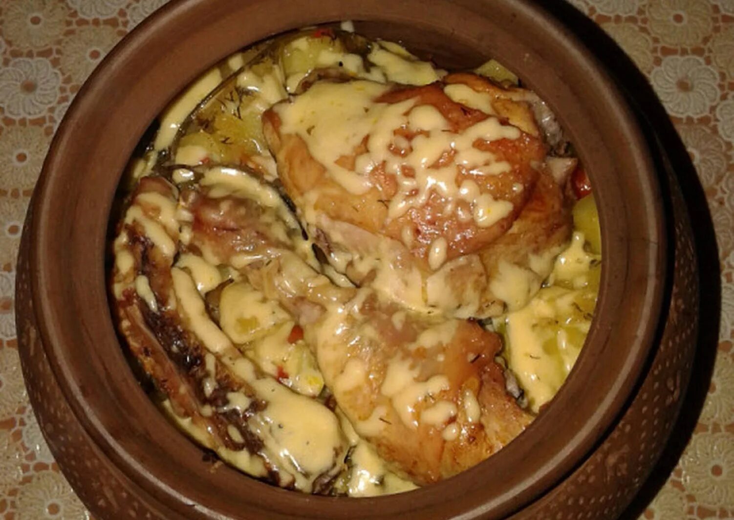 Сколько готовится курица в горшочках. Курица с картошкой в горшочке. курица в горшочке в духовке с картошкой. мясо в горшочках. мясо в горшочках с картошкой в духовке.