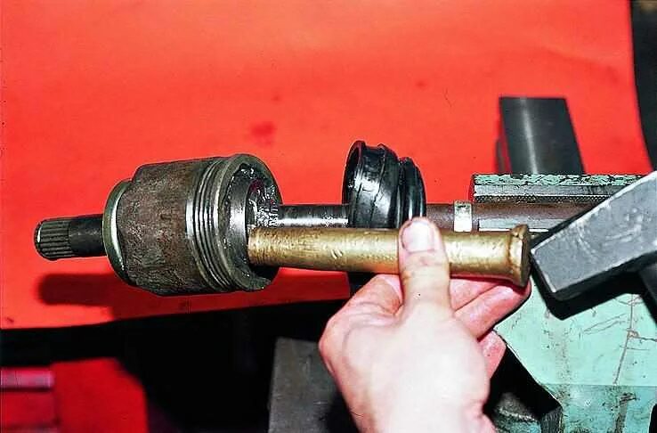 Развалился подшипник шруса на ваз 2110. Вылетел внутренний шрус ваз 2110. Как выбить шрус. Шрус ваз 2111. Шрус наружный лансер 9.