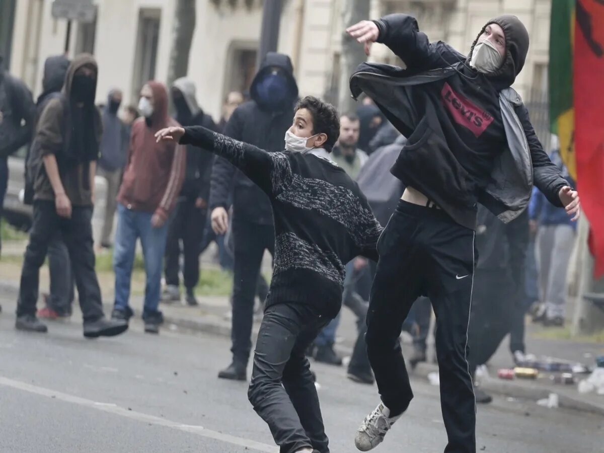 Что такое бунтарь. Бунтари. бунтарь в толпе. бунтарь фото.