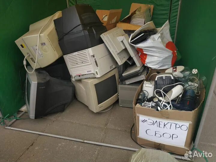 Сдать старую технику в магазине можно. Сбор старой техники. Утилизация электрооборудования. Электрический хлам. Ненужная бытовая техника.