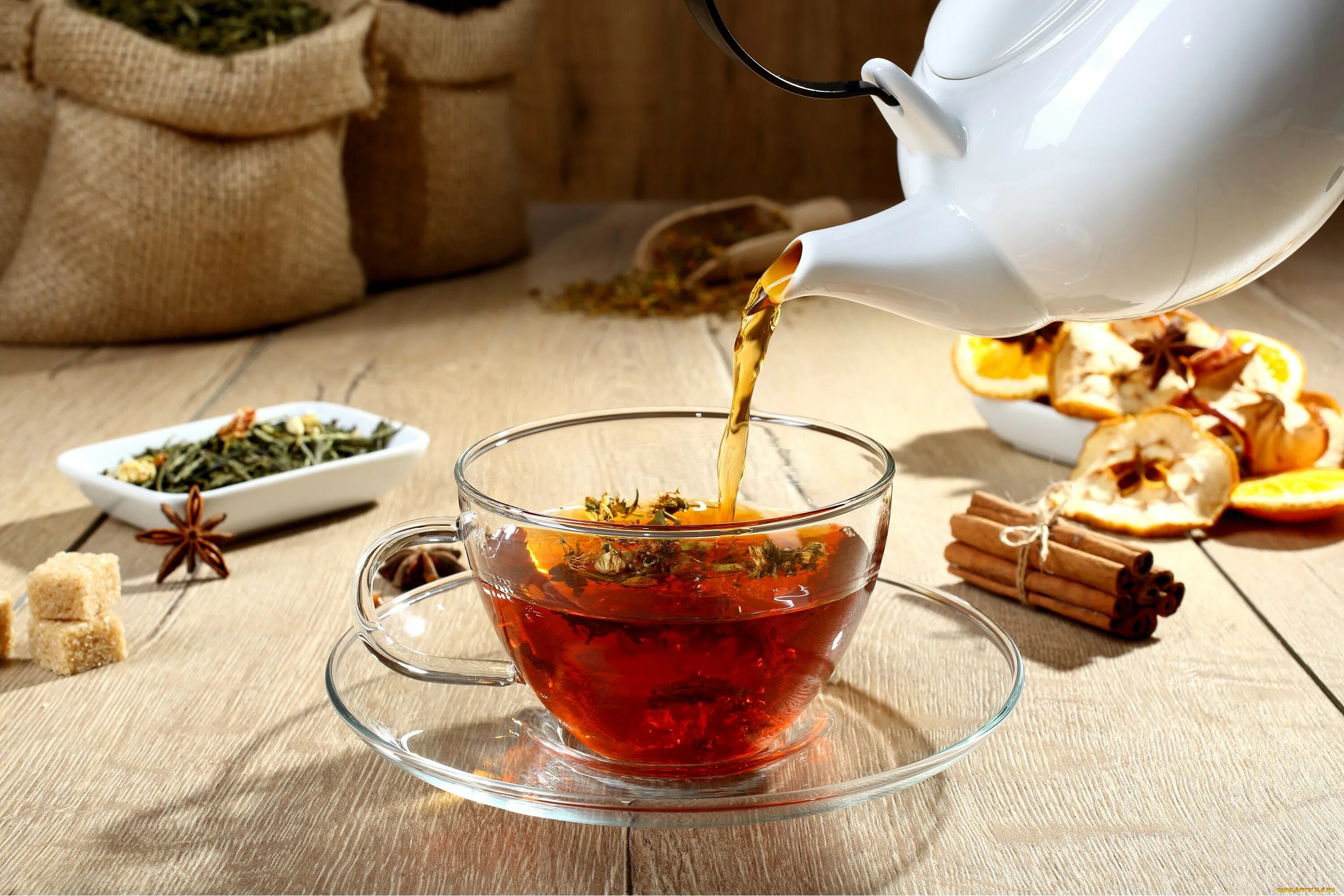 Горячий чай. Вкусный чай. Ароматный чай. Вкусный ароматный чай. Чай на столе фото