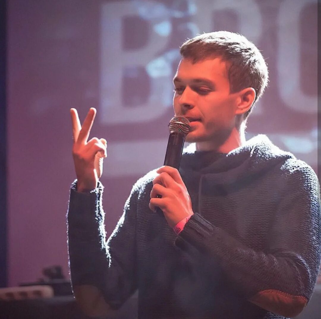 леша квашонкин стендап. комик квашонкин. комик квашонкин. кваша алексей. комик квашонкин.