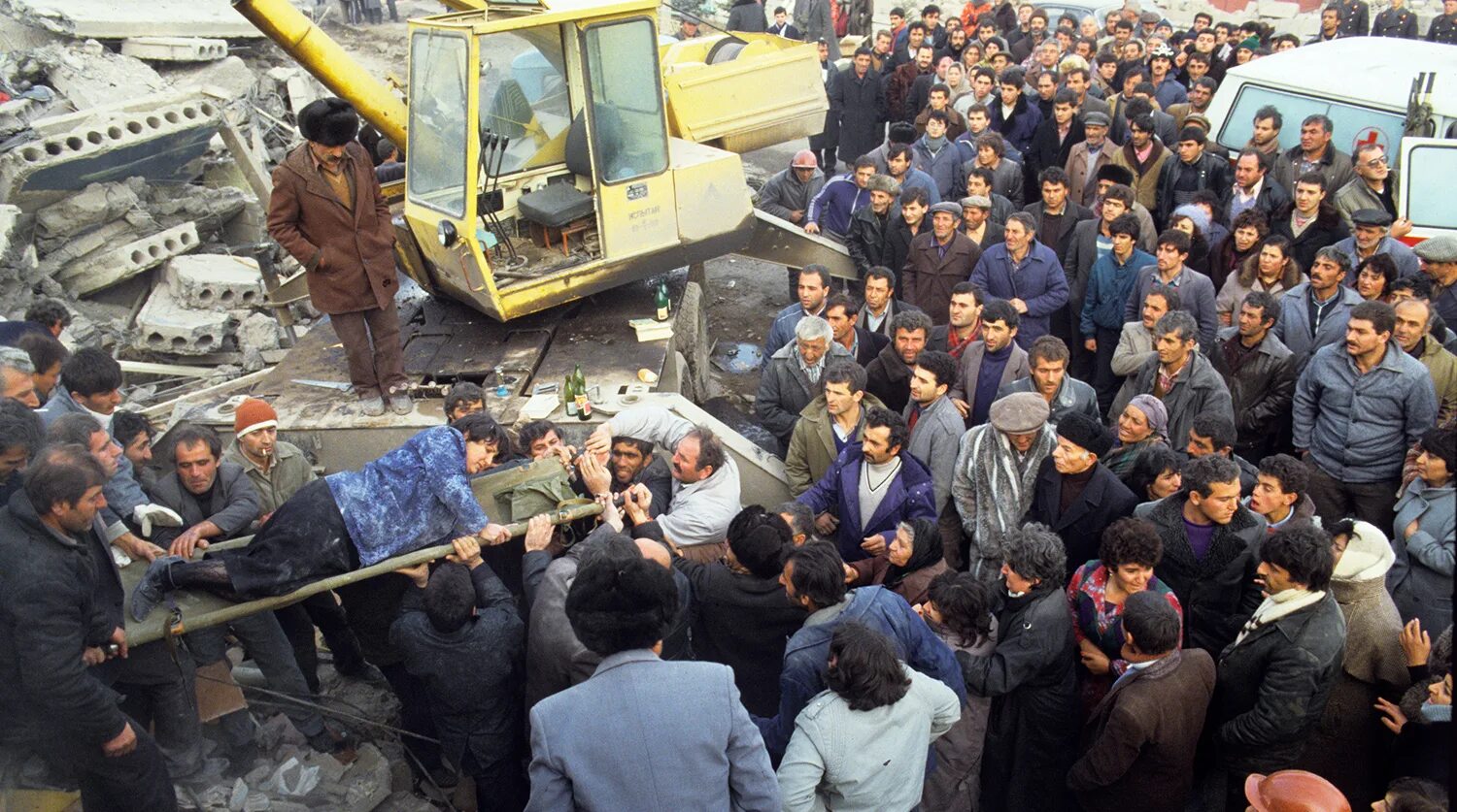 Армения Спитак землетрясение 1988 город. Землетрясение в Армении в 1988. Землетрясение 7 декабря 1988 Армения Ленинакан. 7 Декабря 1988 землетрясение в Армении. В каком году было сильное землетрясение