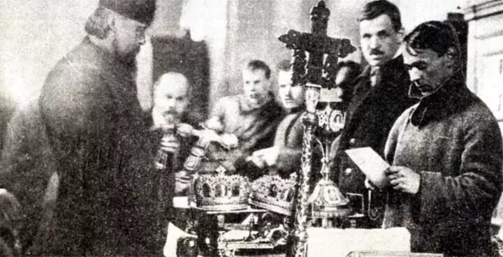 мощи александра невского 1989. секуляризация церковного землевладения. революция 1917 гонения на церковь. конфискация государством церковного и монастырского имущества. изъятие церковных ценностей новодевичьего монастыря.