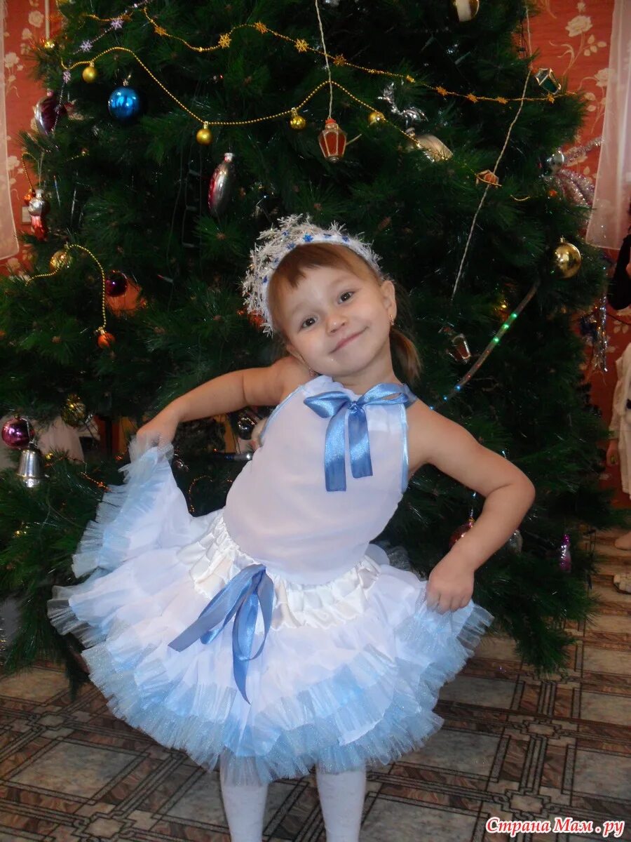 Платье снежинки для взрослых. Украшение платья снежинка на новый год. Платье снежинки для новогоднего утренника. Девочка снежинка своими руками. Прическа снежинка для девочки.
