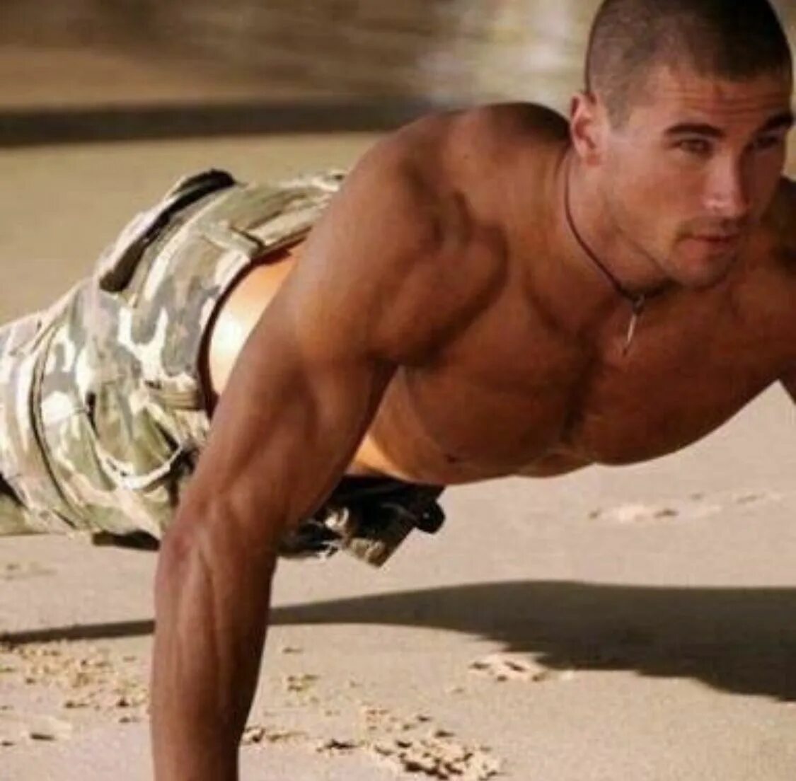 Джейк джилленхол морпехи. Красивый солдат. Голые американские военные. Накаченный солдат. Боевые ребята.