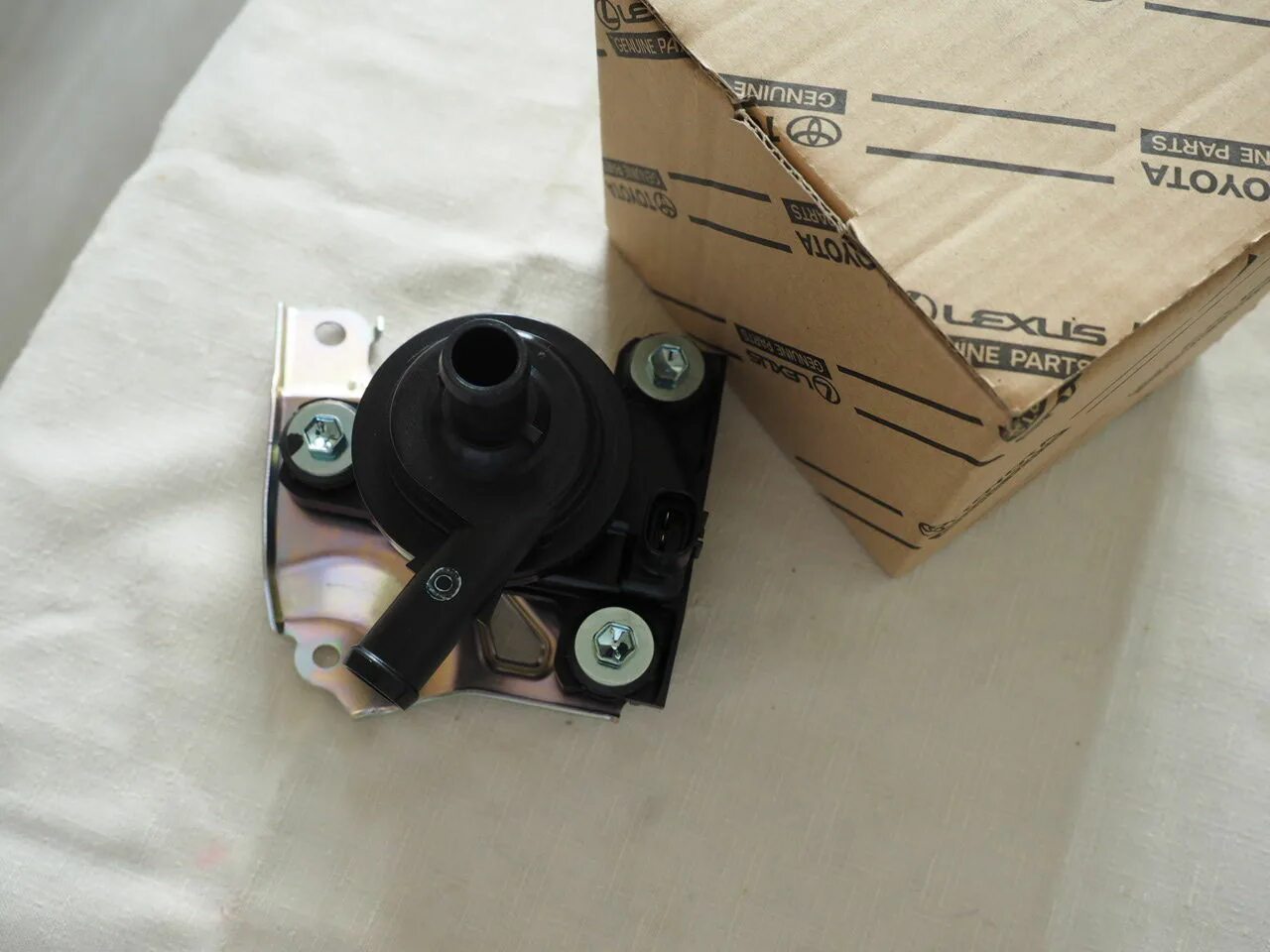 Помпа охлаждения инвертора приус 20. Gmb nhw20 помпа инвертора. Помпа тойота приус 20. Помпа охлаждения инвертора приус 20. Актуатор заднего хода гольф 3 синхро.