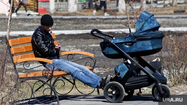 Ушел в декрет вместо жены. Мужчина в декрете. Папа в декрете. Мужской декрет. Мужик катается в детской коляске.