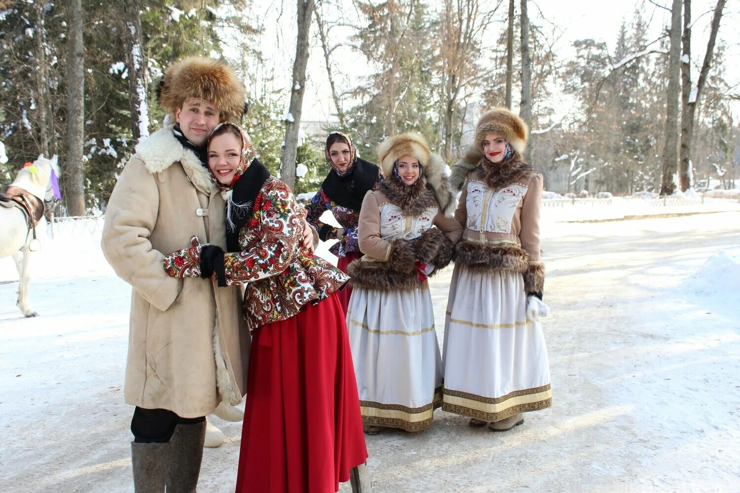 Ансамбль зимы. Русский народный зимний костюм. зимний русский народный костюм женский. ансамбль в зимнем русском народном костюме. русский колорит ансамбль.