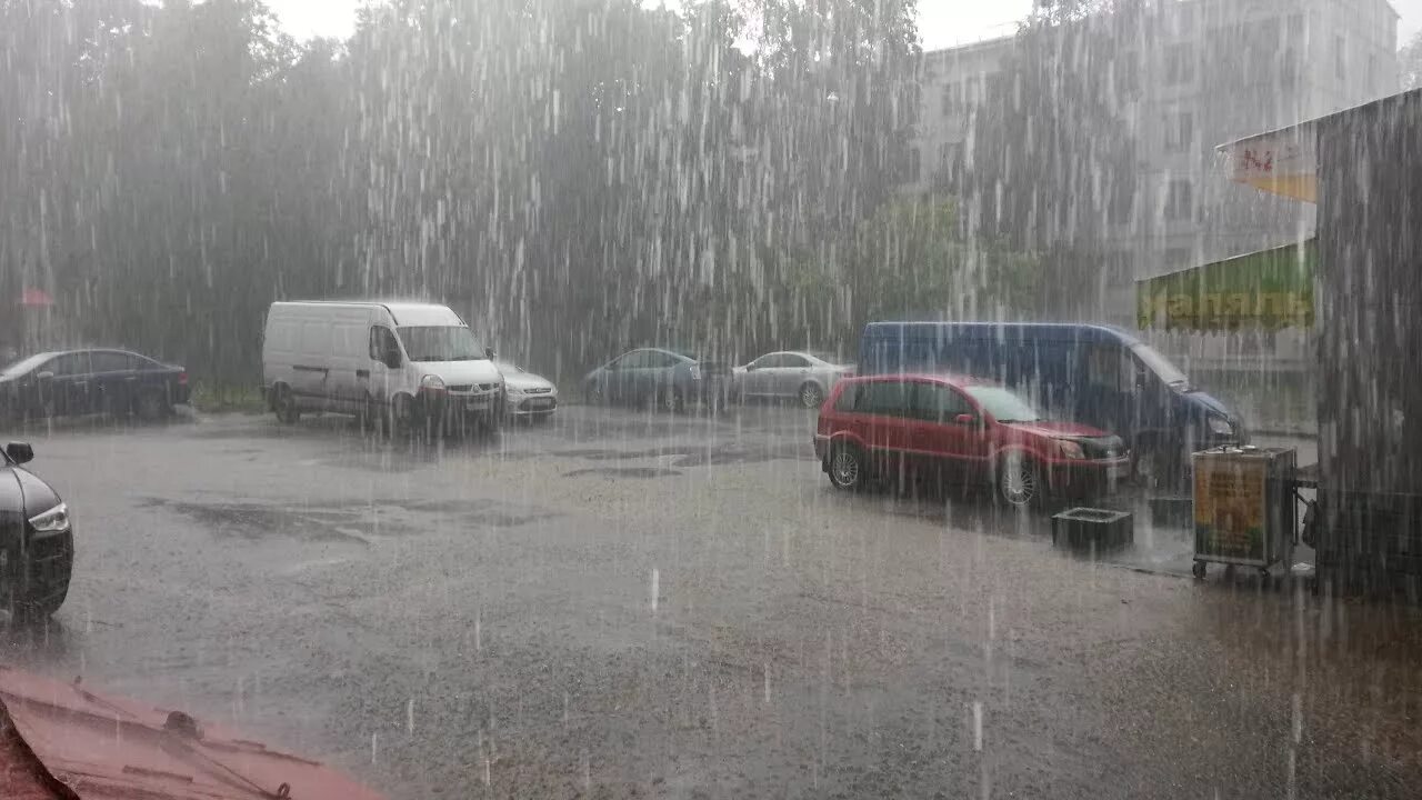 Был сильный ливень. Ливень в Москве. Очень сильный ливень. Дожди и град в Душанбе. Ливень в саду.