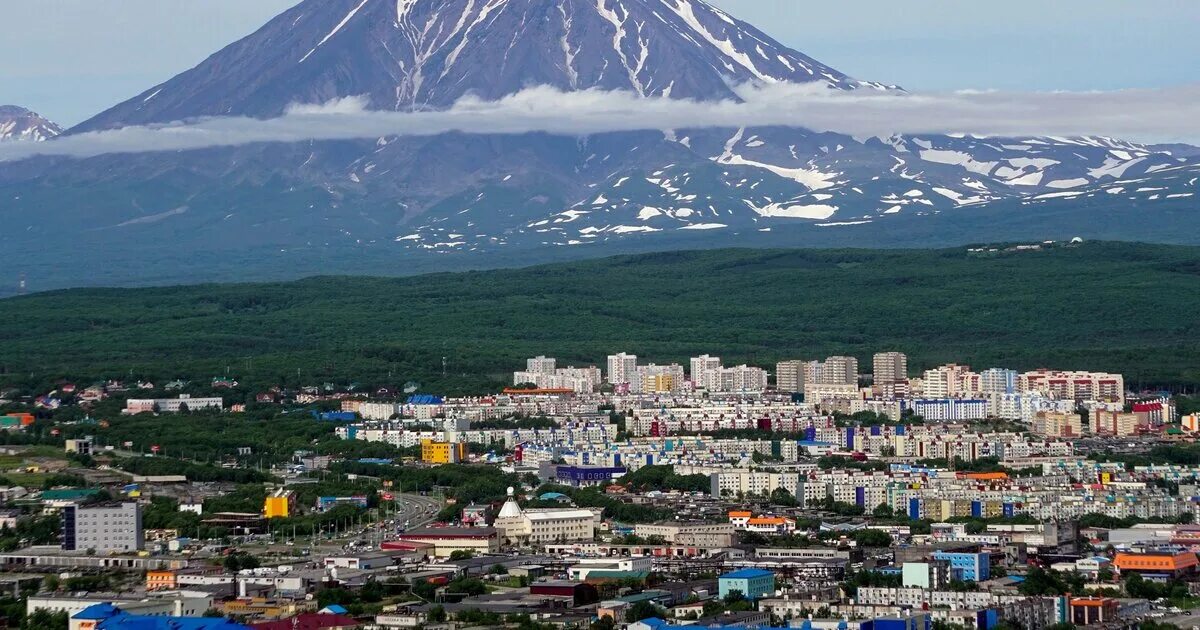 Где город камчатка. Полуостров камчатка петропавловск-камчатский. петропавловск-камчатский вулкан. корякский вулкан камчатка. петропавловск-камчатский центр города.
