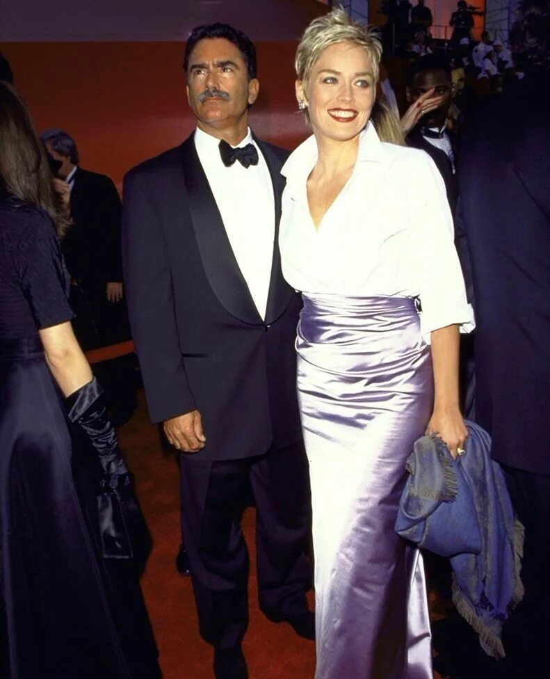 Шэрон стоун оскар 1998. Шэрон стоун 2003. Шэрон стоун 1998 оскар. Шэрон стоун 1998 оскар. Шерон стоун с короткой стрижкой.