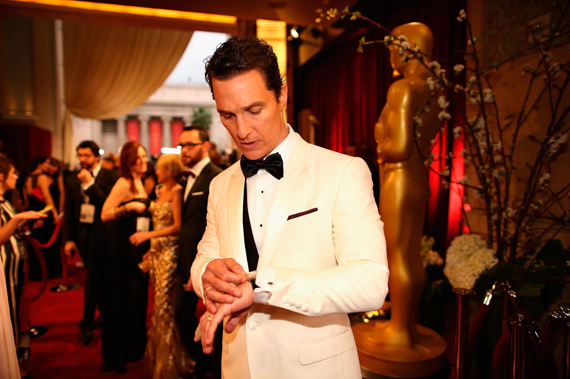 Метью макконахи получает оскар. Мэттью макконахи на премии оскар. Мэттью макконахи оскар. Макконахи оскар 2014. Метью макконахи оскар.