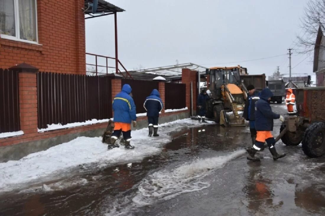 Прорыв водопровода в частном секторе. Прорыв трубопровода в Пензе. Коммунальная авария труба. Горводоканал Новосибирск. Пенза без воды