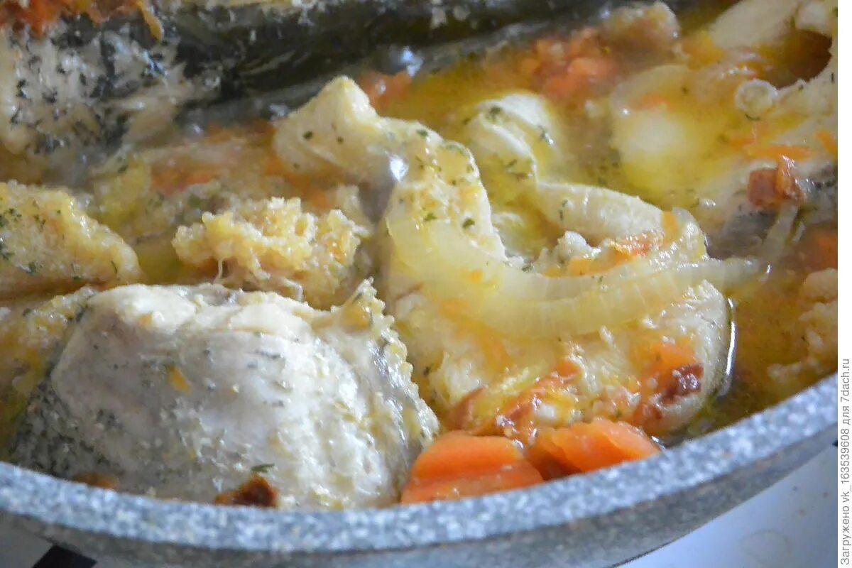 Щука в сметане на сковороде. Щука тушеная с овощами на сковороде. Рыба с майонезом и луком на сковороде. Щука тушеная в сметане с луком. Щука тушеная в сметане на сковороде.