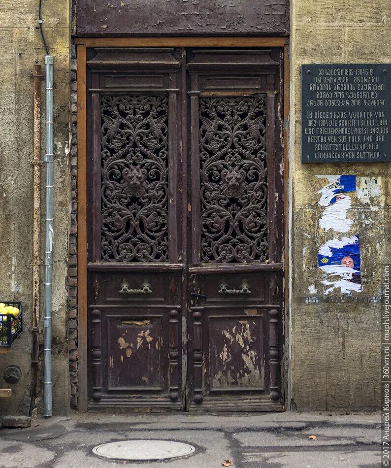 Тут там двери. Двери Тбилиси. Тбилиси парадные двери. Старинные здания Тбилиси. Старинная дверь Грузия.