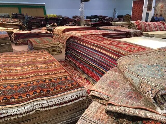 ковры и ковровые дорожки. выкладка ковровых дорожек в магазине. магазин ковров. рынок ковров в москве. ковры на юго западном рынке.