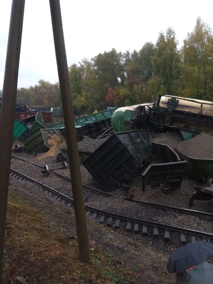 Новости сход поезда сегодня. Авария в толстопальцево. Талдан сход вагонов. Сход подвижного состава. Сход поезда.