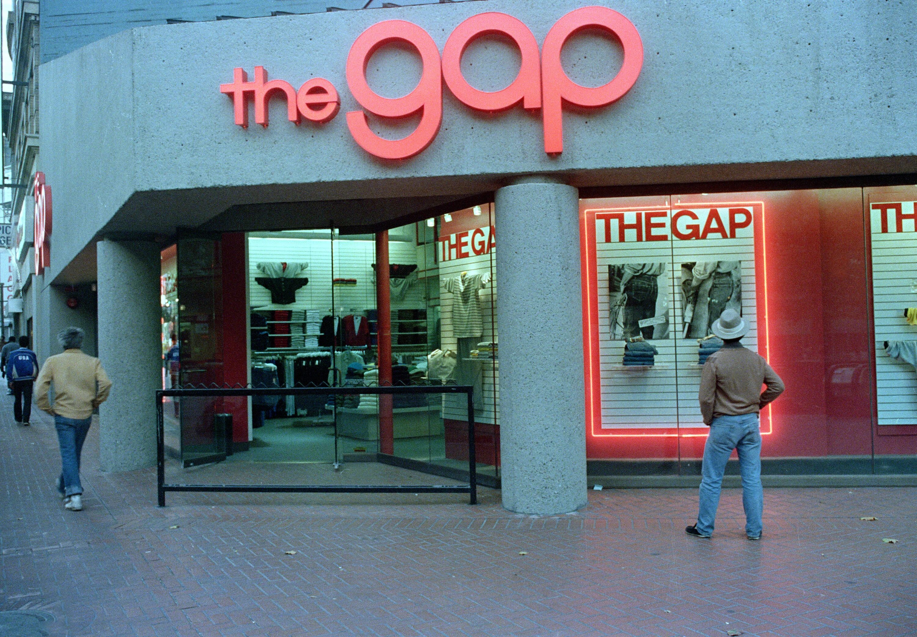 Gap интернет магазин. Gap логотип. Gap картинка. Gap летняя реклама. Айбокс картинка.