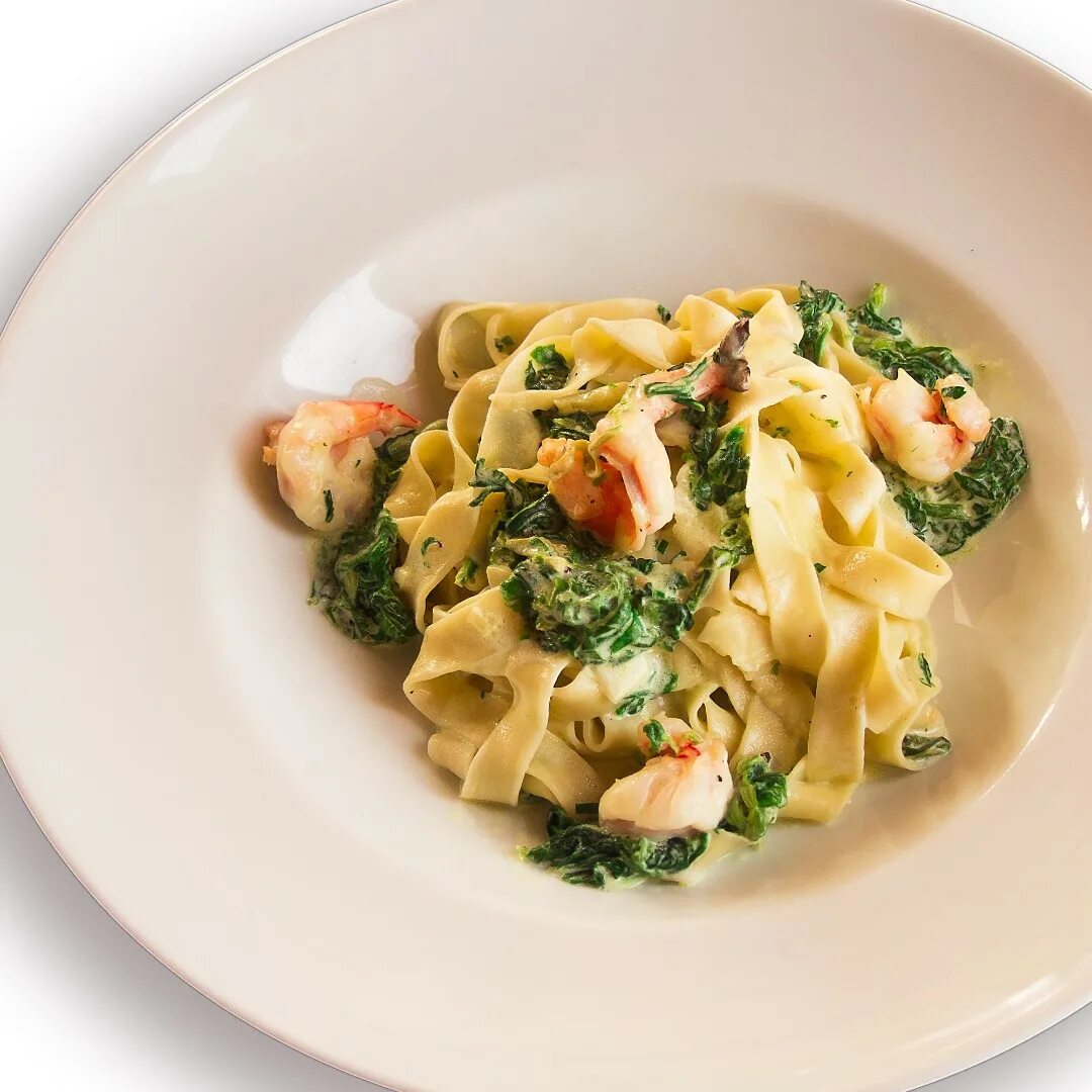 Пенне с семгой в сливочном соусе. Паста с форелью в сливочном соусе. Паста фетучини с лососем в сливочном соусе. Лосось в сливочном соусе. Тальятелле с форелью.