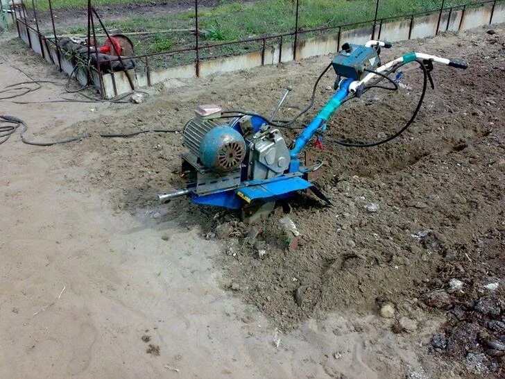 Мотокультиватор на земле. Мотоблоки и культиваторы. Культиватор крот с зл двигателем. Лебедка электрическая "бумеранг 2000". Культиватор для огорода.