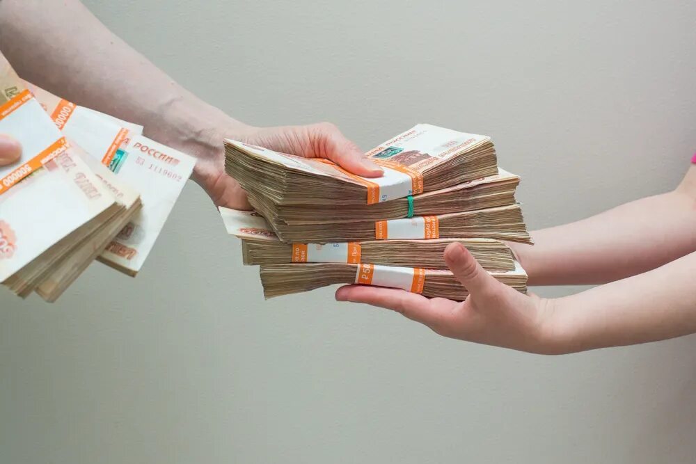 Миллион рублей от государства. Деньги в руках. Деньги займ. Человек с деньгами в руках. Дает деньги.