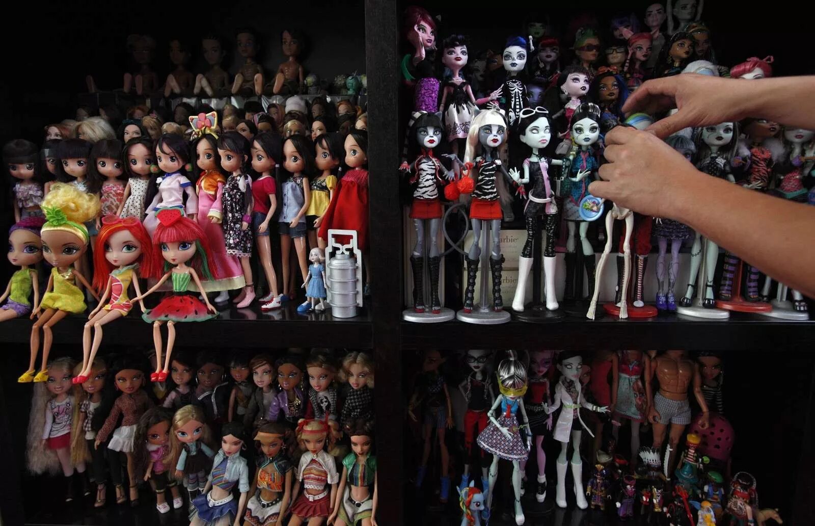 много барби. где много много кукол. много куколок. коллекционирование кукол. винтажные куклы.