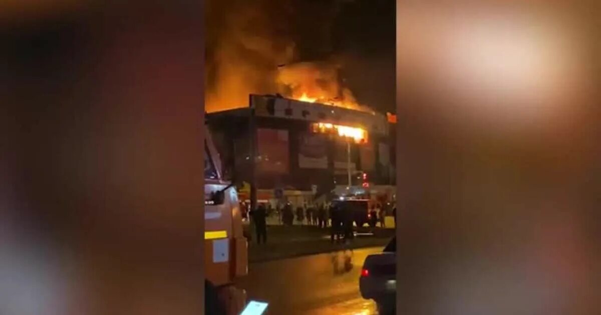 Курск боевка стадион. Горящий меркурий. Боевка стадион меркурий. Тц меркурий уфа сгорел. Черниковка тц сгорел в уфе меркурий.