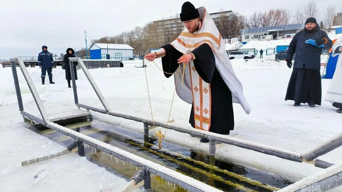 Крещенские купания ижевск. Купель. Купель на крещение. Иордань прорубь. Освящение купели на крещение.