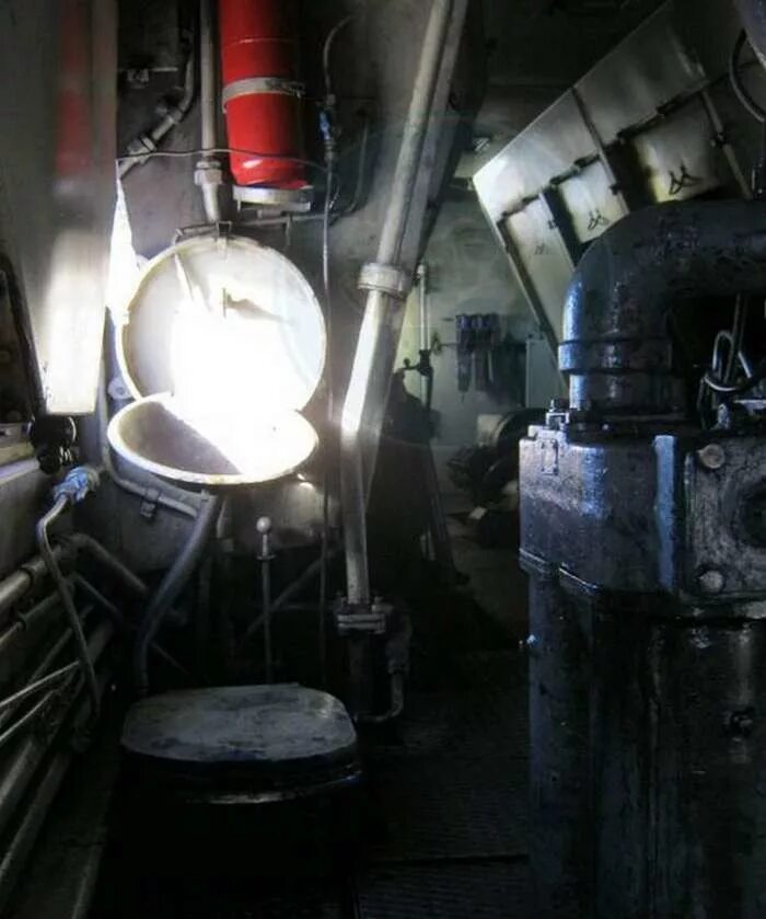 Туалет в электровозе эп2к. Туалет в локомотиве вл-80. Передвижная гостиница для ракетчиков. Туалет машиниста. Туалет машиниста.