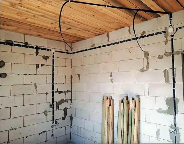 Электрика в доме. Монтаж проводки в частном доме. Прокладка электропроводки. Прокладка электрики в доме. Электрика в частном до е.