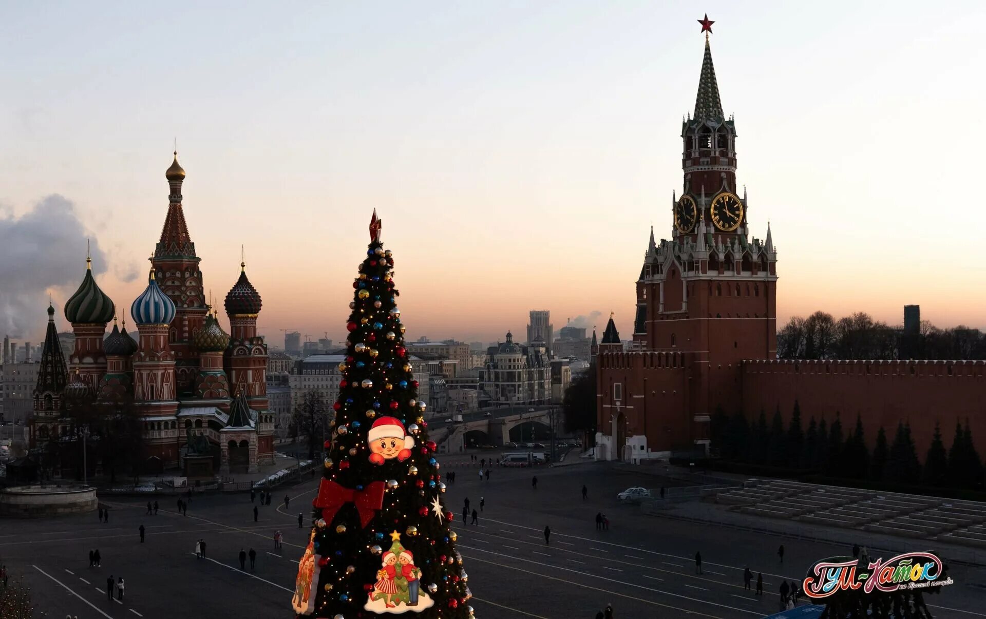 На красной площади елка стоит. Кремль красная площадь 2025. новогодняя елка на красной площади. кремлёвская ёлка на красной площади. красная площадь куранты новый год.