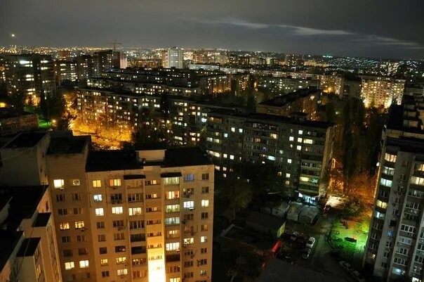 Ростов 10 этаж. Ночной вид из окна. вид из окна многоэтажки.