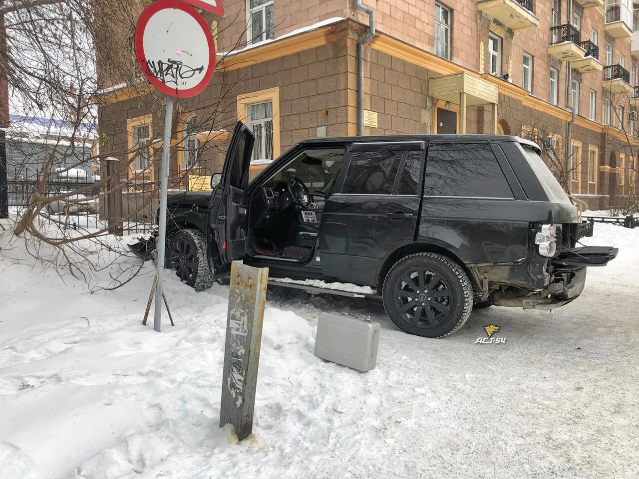 Водитель ленинский новосибирск. Сбили девочку в ленинске кузнецком. Автоинспектор с планшетом в руках и автомобиль картинки. Дтп ленинский проспект. Водитель ленинский новосибирск.