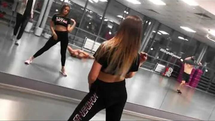 Асти истеричка. Танец под песню под грустный дэнс. Асти истеричка из клипа. Асти девочка танцуй. Девочка танцуй арт.