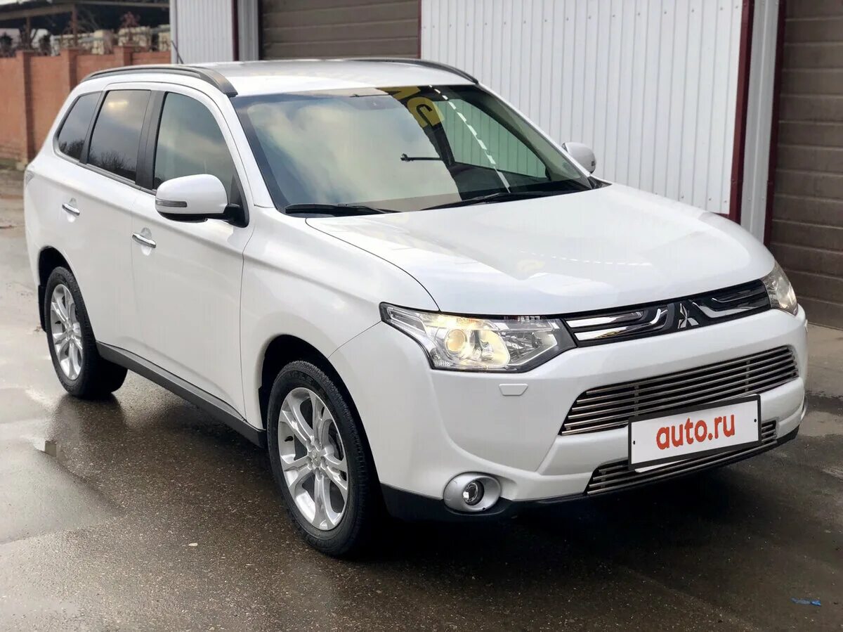 Аутлендер 3 белый. Mitsubishi Outlander 3 White. Mitsubishi Outlander 3 белый. Митсубиси Аутлендер 3 белый перламутр. Купить митсубиси аутлендер бу на авито