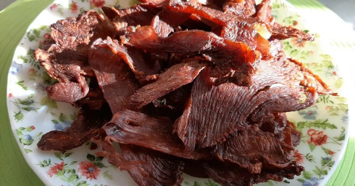 Как готовить сушеное мясо. Сыровяленое мясо индейки. вяленая индейка. индейка сыровяленая. индейка васаби вяленая.