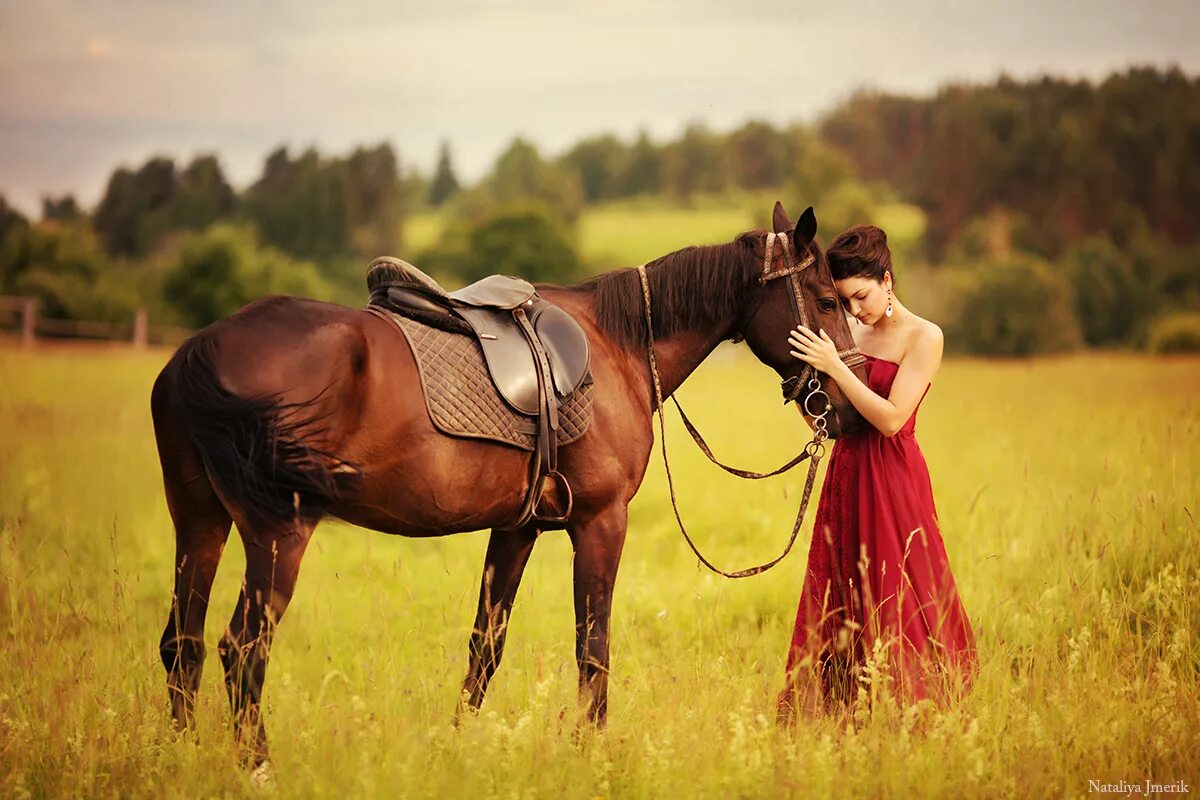 Обряд женщина в коне. Женщина на лошади. Девушка рядом с лошадью. Человек рядом с лошадью. Девушка верхом.