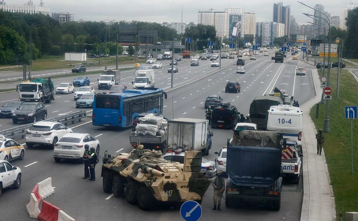 Будут ли военные в москве. МКАД перекрыли. Грузовики на МКАДЕ. Ситуация на дорогах Москвы. Грузовики перекрыли МКАД.