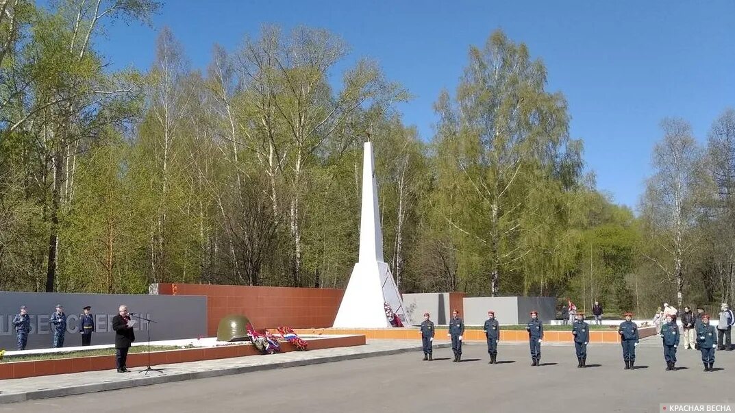9 мая первоуральск 2025. Мемориал славы первоуральск. мемориал славы лысьва. мемориал славы якутия.
