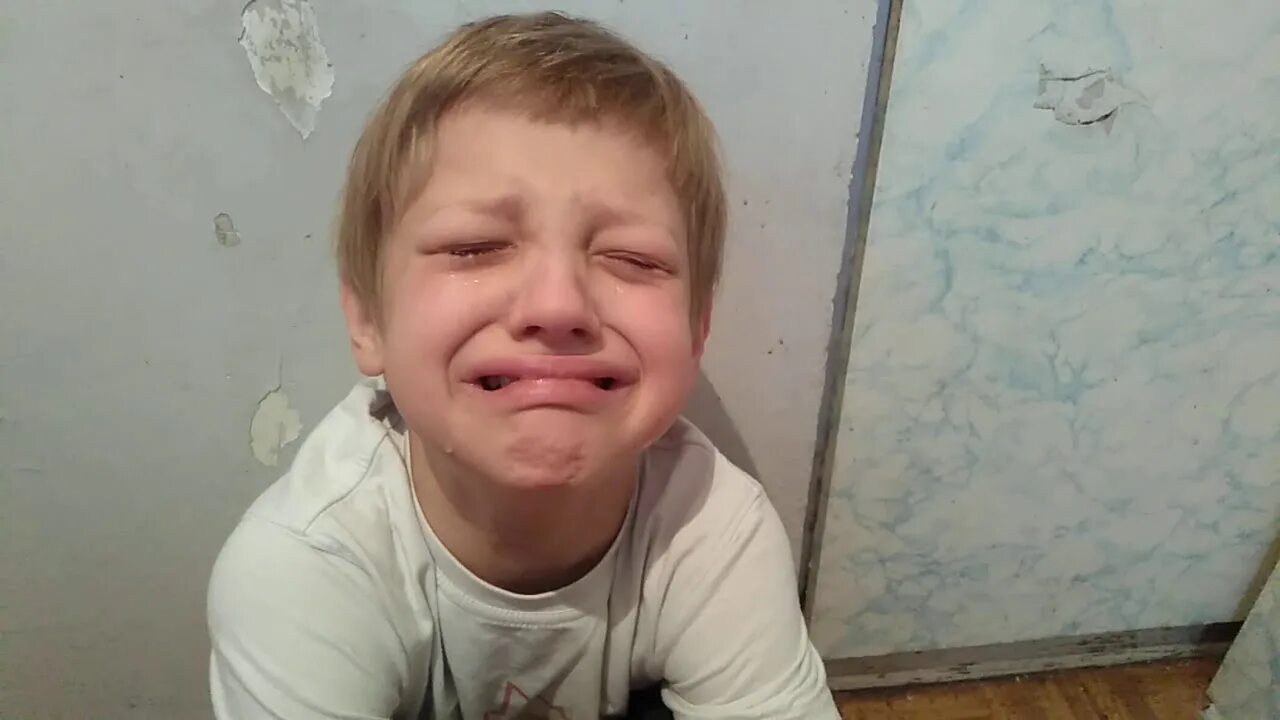Видео с плачущим мальчиком. Я тоже хочу шоколадку мем. Плачущий толстый мальчик. Плачущий мальчик прикол. Я тоже хочу шоколадку мем.