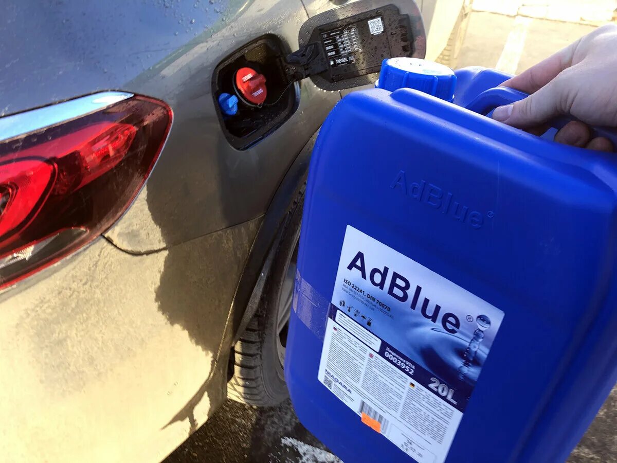 Ad blue это. ADBLUE Mercedes 10l. Мочевина VAG 20л. Мочевина Мерседес ADBLUE. Жидкость ADBLUE для Мерседес.