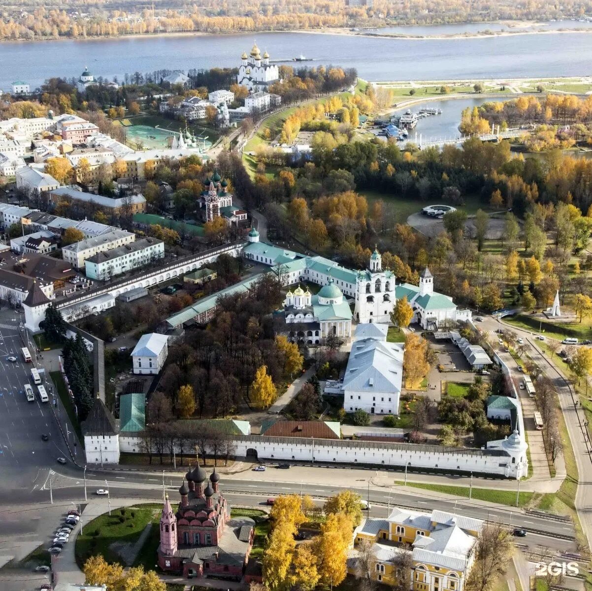 Место в городе по фотографии. Музей-заповедник Ярославль. Ярославский музей-заповедник Ярославль. Ярославский музей заповедник Спасо Преображенский. Спасо-Преображенский монастырь Ярославль вид сверху.